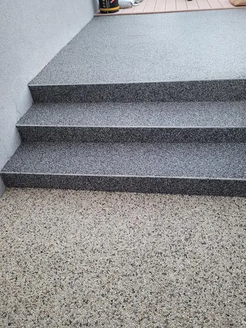 Trepte antracit cu podest crem din covor de piatră