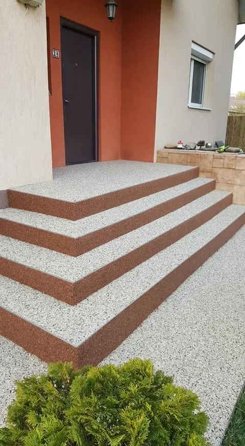 Trepte de colț din covor de piatră gri cu benzi maro roșcat